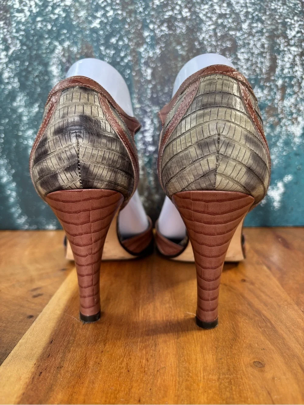 Banana Republic Vintage Y2K Office Siren Croc Embossed T-Strap Heels 9.5 VGUC